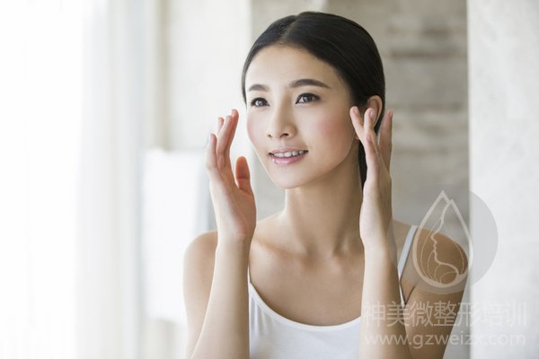 女子隆胸后腹部长包 隆胸慎入4大误区
